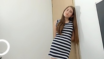 계모와 의붓딸이 대화하며 성적 활동에 참여하기로 결정합니다